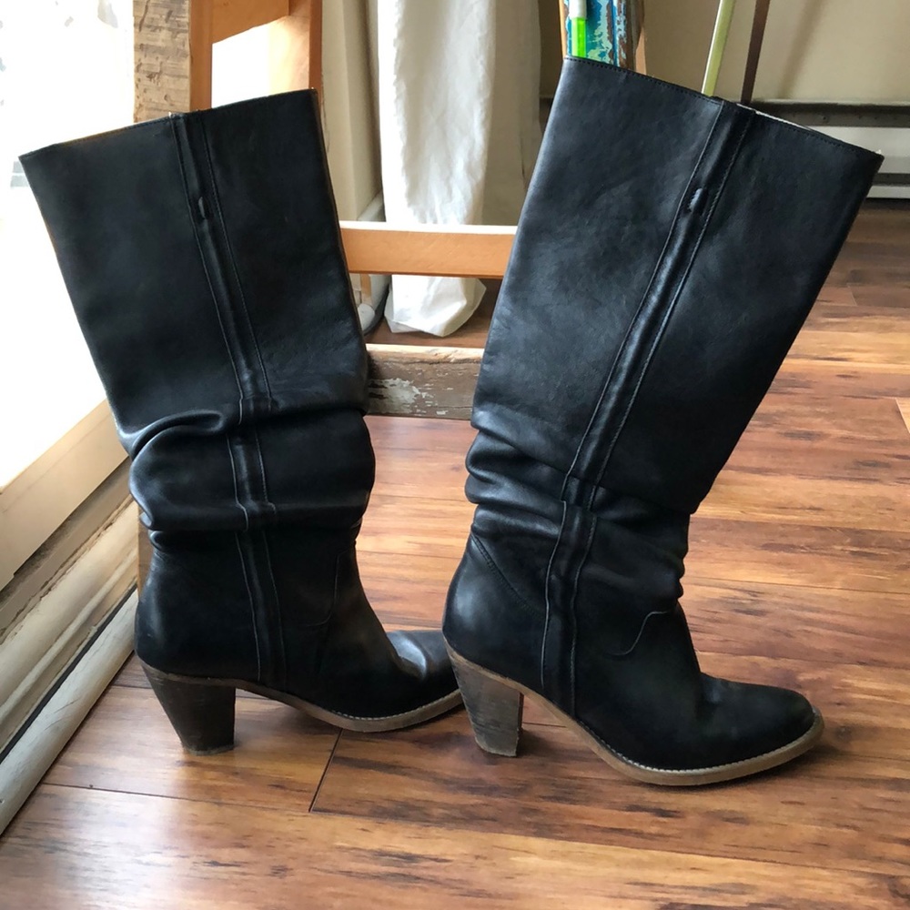 Bottes noires en cuir, bonne qualité, peu portées. 39 / 8,5, mais chausse petit